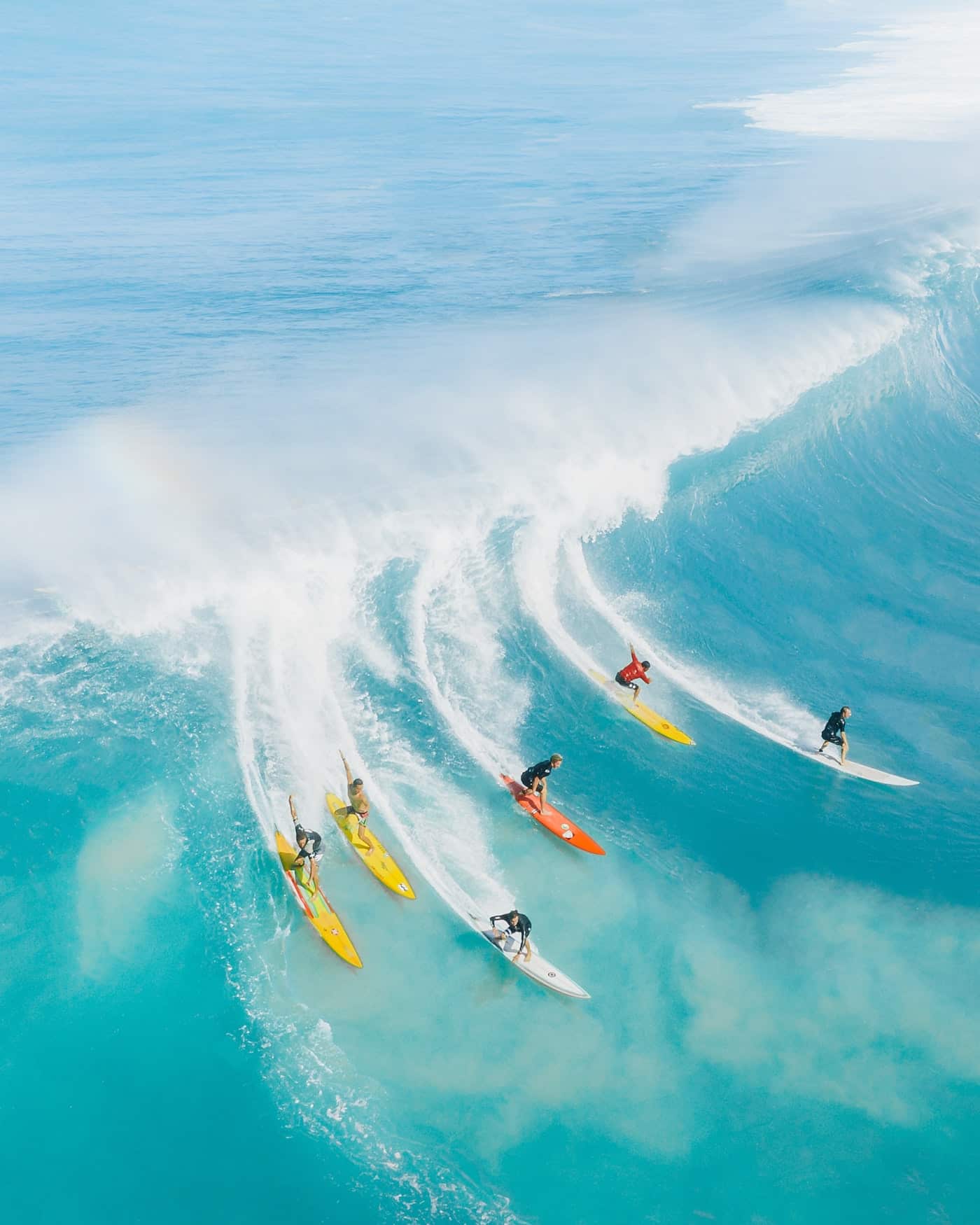 HAWAII Honolulu Erfahrungen Sommer Surfer auf hohen Wellen