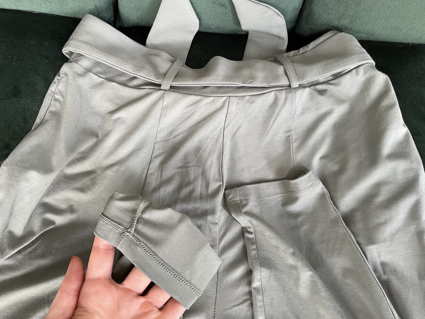 The Jade Pants Les Lunes Erfahrungen Bein Saum Nähte Qualität Nahansicht The Jade Pants Les Lunes Erfahrungen Bein Saum Nähte Qualität Nahansicht