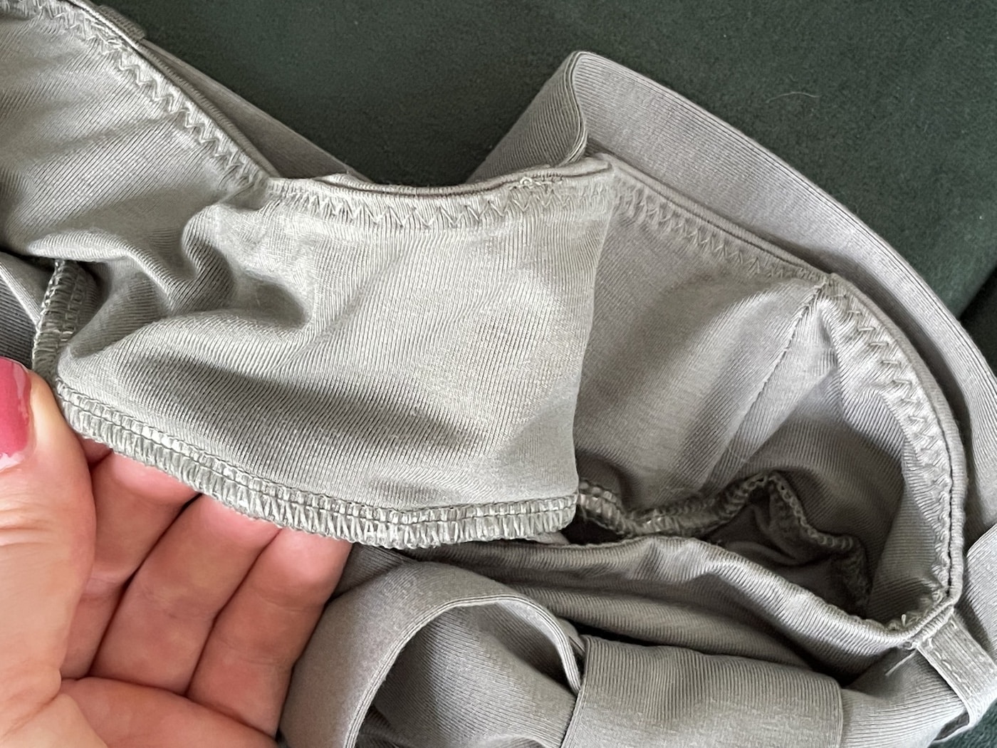 The Jade Pants Les Lunes Erfahrungen Qualität Nähte Nahansicht wie sind sie verarbeitet The Jade Pants Les Lunes Erfahrungen Qualität Nähte Nahansicht wie sind sie verarbeitet: nochmal mit einem Schutzstreifen vernäht.