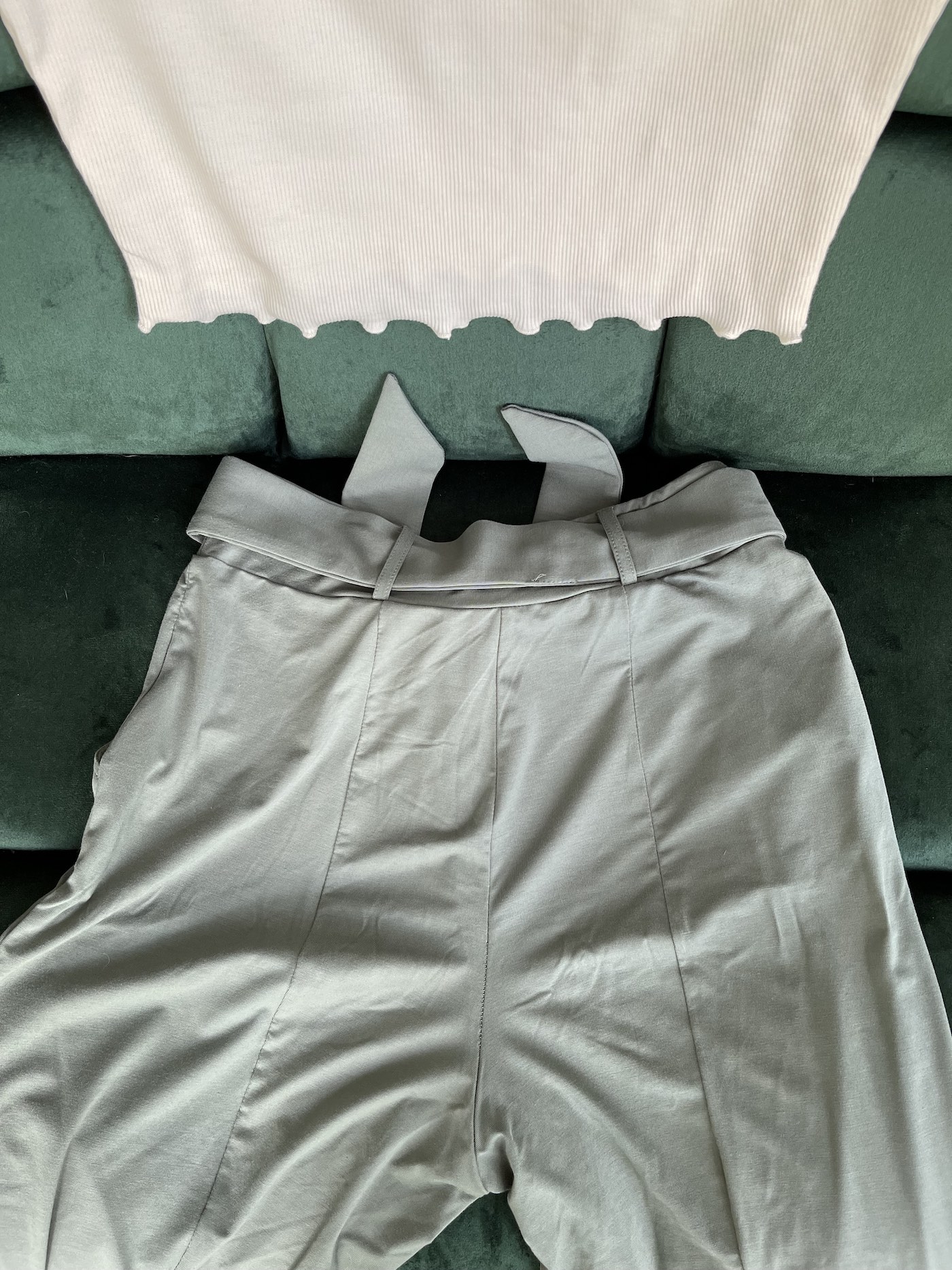 The Jade Pants Les Lunes Erfahrungen rückansicht Po Nähte und Taillengürtel (April Top Kombination) The Jade Pants Les Lunes Erfahrungen rückansicht Po Nähte und Taillengürtel (April Top Kombination)