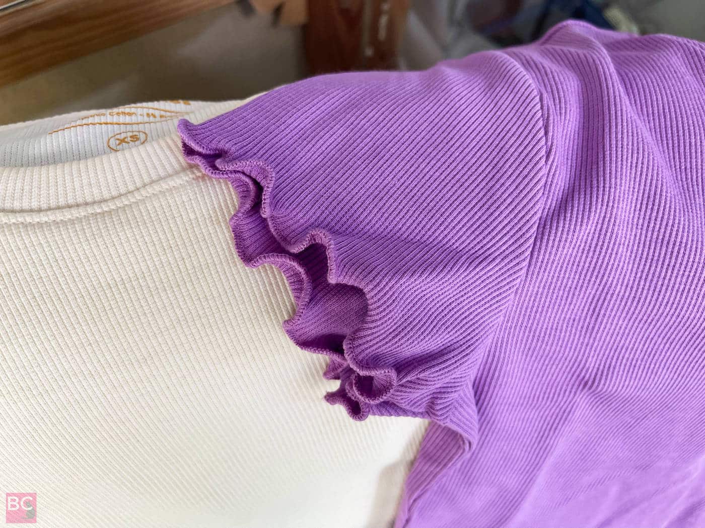 Ärmel Wellenbund vom The April Top (Farben Oatmilk und Lilac) Ärmel Wellenbund The April Top Shirt Les Lunes Erfahrungen Farbe Lilac Oatmilk