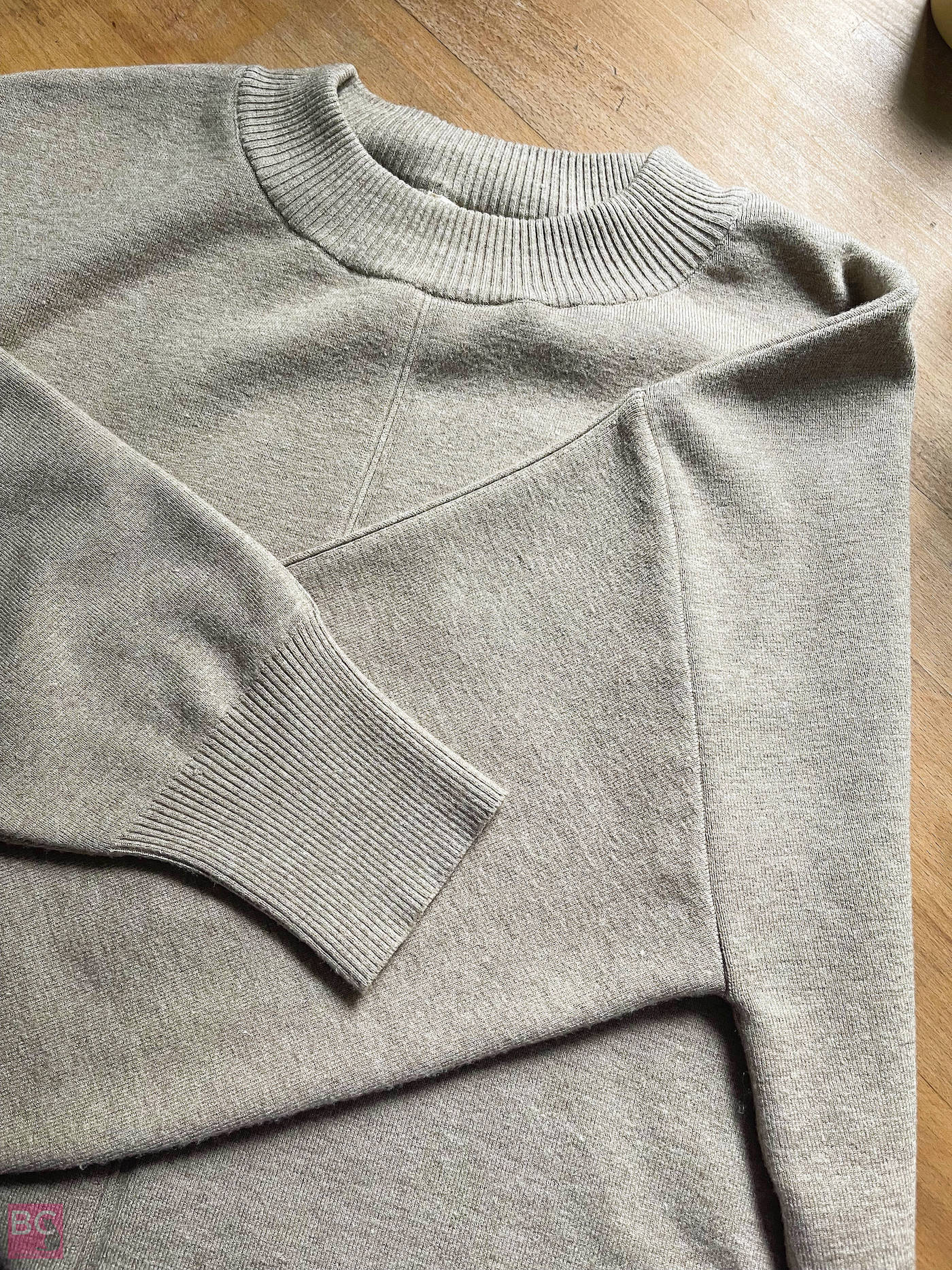 NOLA SWEATER Les Lunes Erfahrungen Ärmel und Frontansicht NOLA SWEATER Les Lunes Erfahrungen Ärmel und Frontansicht