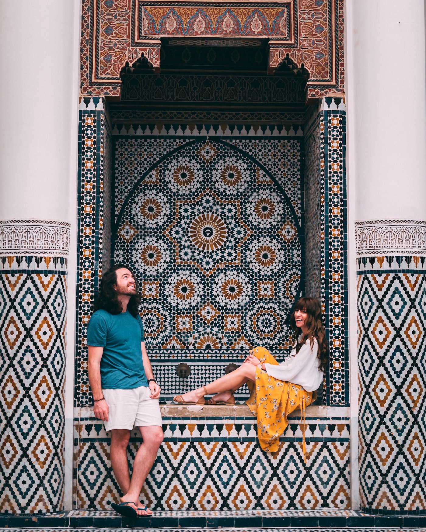 MOROCCO Marrakesh - Happy Couple im Mosaic Gebäude