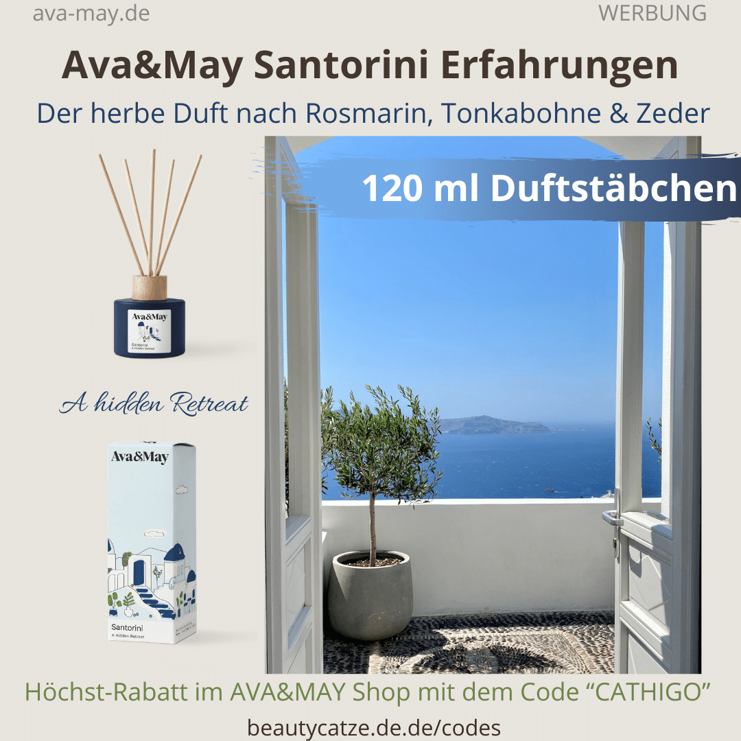 Pinterest-Grafik zum Erfahrungsbericht Ava&May Santorini 2026, 120ml Duftstäbchen mit den Noten Rosmarin, Tonkabohne und Zeder. Links Produktfoto inklusive Verpackung, rechts Blick durch eine weiße Terrassentür auf einen Olivenbaum und das Meer. Unten Hinweis auf Rabattcode CATHIGO im Ava&May Shop, verlinkt über beautycatze.de, inklusive aktueller Test-Bewertung. #avamay #santorini #duftstäbchen #rabattcode #beautycatze
