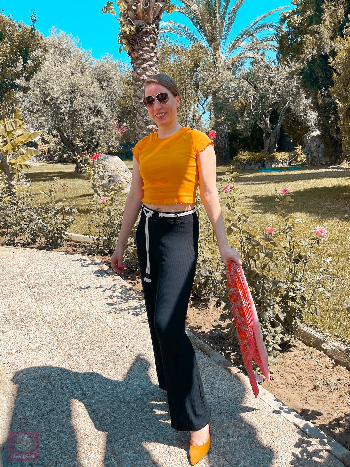 Claire Scarf The Lauren Pants Erfahrungen LES LUNES lockere Sommer Outfit Tuch gelb schwarz