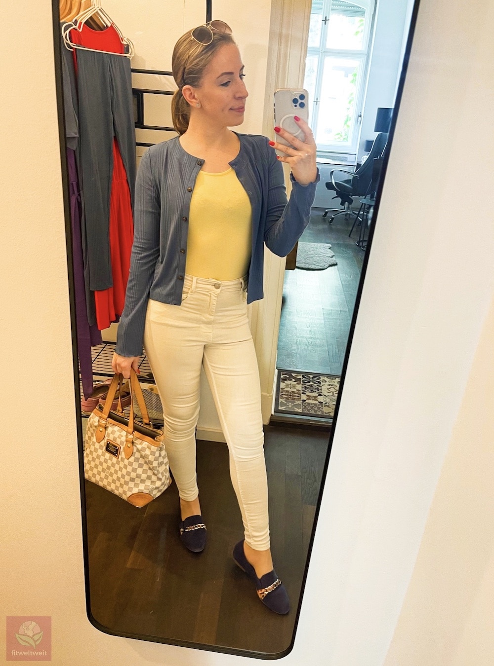 Les Lunes Outfit weiße Hose gelber Bodysuit und blauer Cardigan