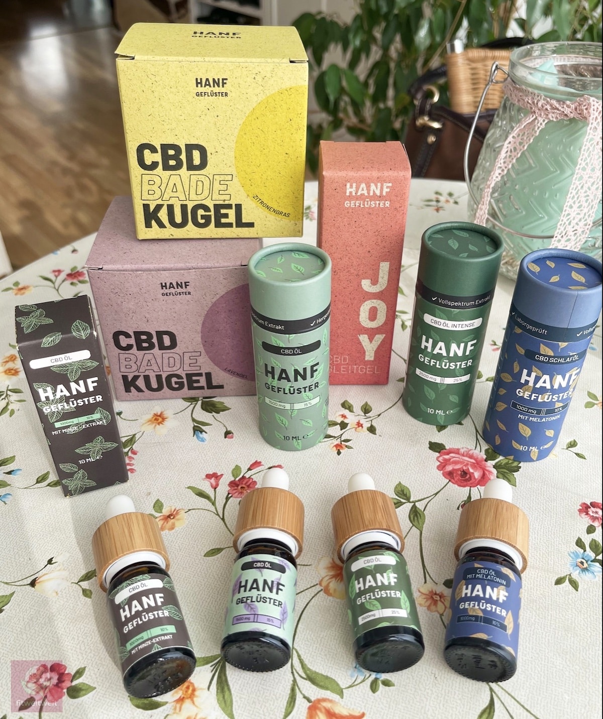 CBD SCHLAF ÖL Hanfgeflüster Erfahrungen mit 10% Intensität, Melatonin und Kamille bei Schlafproblemen, Schlafstörungen, Stress, Schichtarbeit oder Jetlag & 20% Rabatt mit dem Code "CATHARINA" >> stöbern im Shop von Hanfgeflüster (Werbung) 16.10.-31.10.23: Es gibt 20% - 25% Rabatt im Shop auf SCHLAFEN SETS von Hanfgeflüster mit dem Code "CATHARINA". >> im Hanfgeflüster Shop stöbern "Ich hasse es, wenn ich im Bett liege, schlafen will und mein Gehirn einfach nicht die Klappe hält." Oh ja, ich glaube das kennen wir alle oder? Nun kann ich nach Wochen ausführlich auf das beliebte CBD Schlaföl eingehen. Manche Produkte muss man etwas länger testen, um auch nachhaltig eine Wirkung bestätigen zu können. Ich nutze ja das klassische CBD Öl mit 5%, 10% und 15% je nach Tageslaune und Situation ändere ich die Intensität und bin damit sehr zufrieden. Schlafprobleme habe ich grundlegend nicht, sobald ich im Bett bin, aber eher, dass ich nicht richtig müde werde abends und dann zu lange wach bleibe. In diesem Fall nutze ich das Schlaföl, da es meinen Rhythmus und Stoffwechsel schonend runterfahren kann. Ich gehe in diesem Erfahrungsbericht auf meine Erfahrungen mit dem CBD Schlaföl und meine Erfahrung mit Hanfgeflüster ein. Wie man das CBD Öl anwendet, besonders wenn du das noch nie gemacht hast. Und wofür das CBD Schlaföl gut ist, also seine Wirkung. Dann nochmal auf die Besonderheiten zu Hanfgeflüster selbst, die du eventuell von Instagram kennst. Dann mal los. Erfahrungs-Update 16.04.23: Ich nehme das Schlaföl jetzt seit über 9 Monaten und habe keine Schlafprobleme (mehr). Wie und wann ich es nehme, erzähle ich dir gleich. Letztes Update: 26.10.2023 CBD SCHLAF ÖL Hanfgeflüster Erfahrungen Hanfgeflüster Codes (>>Infos)Oktober  2023 - Hanfgeflüster Erfahrungen 16.10.-31.10.23: Es gibt 20% - 25% Rabatt im Shop von Hanfgeflüster mit dem Code "CATHARINA". >> im Hanfgeflüster Shop stöbern Der Monat Pink Oktober (female Health) ist eine gute Erinnerung, um sich nochmal ganz besonders um die Frauen-Gesundheitzu kümmern. Hanfgeflüster hat sich hier auch einen Kopf gemacht und spendet einen Teil der Erlöse der Pink Oktober Aktion an Pink Ribbon Deutschland, die sich dem Thema Brustgesundheit widmen (ich möchte gezielt nicht die negativen Trigger Wörter hier verwenden.). CBD Öle können auch extrem gut unterstützen bei Problemen im Hormonhaushalt, PMS & Menstruationszyklus, Endometriose, Unbehagen/Schmerzen beim Sex oder der Menopause. CBD kann die Zellen entspannen und so allgemein für mehr Leichtigkeit, Ruhe und Entspannung sorgen, sowie zusammenhängend zu einem erholsamen Schlaf führen! Vom 16.10.-31.10.2023 bekommst du 20% Rabatt im gesamten Hanfgeflüster Shop und 25% Rabatt auf alle Schlaf-Sets. 20% Rabatt auf den gesamten Shop mit dem Code "CATHARINA" ohne Mindestbestellwert mit CATHARINA (Nicht gültig auf die CBD Kuren und einzelne Wellness-Produkte, jedoch alle einzelnen CBD Produkte, CBD Sets und alle Wellness Sets) >> bei Hanfgeflüster shoppen Neu ist auch der LSF-CBD-Lippenbalsam mit Orangengeschmack, perfekte Pflege. Neu!! CBD Spray Zitronenminze 10%(Erfahrungsbericht zum Zitronenminze CBD Öl) NEU:CBD Aromaöl für Tiere mit 5% CBD Anteil (Meine CBD-Aromaöl Erfahrungen mit meinem Hund) (Wähle z.B. den Bestseller das Vollspektrum 10% CBD Öl zum Testen oder nehme gleich die 30ml Flasche zum Vorteilspreis (-27% günstiger - siehe oben), wende dazu den Rabattcode "catharina" an und spare insgesamt über 40% Rabatt auf die 100ml = 34,45€/10ml anstatt 59,61€/10ml = 42% Rabatt) Lege deine Produkte in den Warenkorb, klicke "Warenkorb ansehen", klicke weiter "Checkout" und gebe dort bei "Rabattcode" dann den Code "CATHARINA" ein. Anwenden klicken und nun sparst du 20% Rabatt auf deine Bestellung. SCHLAFEN CBD Öl Erfahrungen Wirkung Melatonin <hr /><p><em>"Wie</em><br /><a href='https://twitter.com/intent/tweet?url=https%3A%2F%2Fbeautycatze.de%2F%3Fp%3D9775&text=%22Wie&via"fitweltweit"&related"fitweltweit"' target='_blank' rel="noopener noreferrer" >Share on X</a><br /><hr /> Hanfgeflüster Beauty und Wellness Produkte: CBD Balm, Lavendel CBD Badekugel, Zitronengras CBD Badekugel, CBD Körperöl, CBD Detox Maske, CBD Gesichtscreme, CBD Wellness-Sets, CBD Schlaf Öl - du bist hier Hier bin ich auf alle CDB-Wellness Produkte von hanfgeflüster eingegangen Hanfgeflüster CBD Schlaföl 10% mit Melatonin und Kamille Ein CBD Melatonin-Öl mit einem Anteil von 10% und Kamille ist eine einzigartige Kombination, die auf natürliche Weise Entspannung und Schlaf fördern kann. Das enthaltene Melatonin unterstützt einen gesunden Schlaf-Wach-Rhythmus, während CBD beruhigende Eigenschaften hat. Die Zugabe von Kamille verstärkt die entspannende Wirkung. Dieses Öl eignet sich besonders für Menschen mit Schlafstörungen oder Schwierigkeiten beim Einschlafen. Es kann helfen, die Schlafqualität zu verbessern und den Geist zu beruhigen. Es ist wichtig, die individuelle Reaktion auf Melatonin zu beachten und die Dosierung entsprechend anzupassen. Bei Fragen oder Unsicherheiten ist es empfehlenswert, einen Arzt oder Fachmann zu konsultieren, um die beste Anwendung und Dosierung zu ermitteln. Hanfgeflüster CBD Schlaföl Erfahrungen Meine Erfahrungen mit dem HANFGEFLÜSTER CBD Schlaföl mit 10% Intensität, Melatonin und Kamille bei Schlafproblemen, Schlafstörungen, Stress, Schichtarbeit oder Jetlag Und bevor du dich im Bett hin und her wälzt, lass uns mal nach einer Lösung schauen. Generell sollte klar sein, dass du dir eine gesunde Abendroutine angewöhnst, die dich schon mal besser auf den Schlaf vorbereitet. Ich habe dir hier mal eine gesunde Routine zusammengestellt. Auf meine persönlichen Erfahrungen mit dem CBD Schllaföl gehe ich weiter unten genauer ein. Wenn alles nichts hilft oder du direkt in Stressphasen oder bei Schlafstörungen unterstützen möchtest, dann nutze tatsächlich direkt das CBD Schlaföl. Es soll die Einschlafzeit verkürzen. Es enthält wertvolles Vollspektrum CBD Öl 10% sowie Melatonin, Kamille und Cannabidiol. Warum ist ein CBD Öl mit Kamille und Melatonin so hilfreich, besonders bei Schlafstörungen oder Einsachlafproblemen? Ein CBD-Öl mit Kamille und Melatonin kann besonders hilfreich bei Schlafstörungen oder Einschlafproblemen sein, da es eine Kombination von Inhaltsstoffen bietet, die synergistisch wirken. CBD hat beruhigende Eigenschaften und kann Stress und Angstzustände reduzieren, die oft mit Schlafstörungen verbunden sind. Kamille ist für ihre entspannenden und beruhigenden Eigenschaften bekannt und kann dabei helfen, den Geist und Körper auf den Schlaf vorzubereiten. Melatonin ist ein natürliches Hormon, das den Schlaf-Wach-Zyklus reguliert und die Einschlafzeit verkürzen kann. Die Kombination dieser Inhaltsstoffe kann eine tiefe Entspannung fördern und den natürlichen Schlafzyklus unterstützen, was zu einer verbesserten Schlafqualität führen kann. Durch die synergistische Wirkung der Inhaltsstoffe kann ein CBD-Öl mit Kamille und Melatonin somit eine natürliche und effektive Lösung bei Schlafstörungen oder Einschlafproblemen bieten. Sehr wirkungsvolle Zusatzstoffe, die besonders mild beruhigen können. Besondere Highlights sind: Die 10ml Flasche hat 10% CBD (1000mg CBD) und Melatonin (20 mg). Das Schlaföl enthält ca. 625 Tropfen (entspricht 1,6mg CBD pro Tropfen). Das natürliche Vollspektrum-Öl wurde durch eine innovative und schonende Extraktionsmethode gewonnen. Es ist mit wertvollem MCT-Öl und Kamillen-Öl versetzt. Das Versprechen: Für jedes verkaufte Produkt pflanzt Hanfgeflüster mit The Eden Projects einen Baum. Es ist vegan, ohne künstliche Konservierungsstoffe und hat <0,2% THC. (Da heißt, es ist so gering, dass du ganz normal am Alltag teilnehmen kannst, Autofahren etc. - natürlich nicht nach dem Schlaföl, aber nach dem klassischen CBD Öl von Hanfgeflüster.) Melatonin ist ein körpereigener Stoff, der deinen Wach-Schlaf-Rhythmus reguliert. Geeignet auch sehr gut für Schichtarbeiter oder bei Jetlag. Anwendung des CBD Schlaf Öls Es wird empfohlen 10 Tropfen ca. eine Stunde vor dem Schlafengehen einzunehmen. Am besten mit einer geringeren Dosierung (5 Tropfen) anfangen und diese gegebenenfalls erhöhen, bis die gewünschte Wirkung erreicht ist. Manche brauche  auf 15 Tropfen, da sie größer sind oder mehr Gewicht haben und der Körper demnach auch mehr CBD benötigen kann. Die optimale Dosierung hängt von verschiedensten Faktoren wie Geschlecht, Gewicht, Anwendungsgrund ab. Zur Anwendung das CBD Öls am besten direkt unter die Zunge tropfen und es dort kurz einwirken lassen (ich lasse es da meistens circa 30 Sekunden). Dadurch kann das Öl über die Schleimhäute aufgenommen und die Wirkung verstärkt werden. Hinweis von Hanfgeflüster: "Bei Fragen zu möglichen Wechselwirkungen und Nebenwirkungen bitten wir dich, deinen Arzt oder Apotheker zu konsultieren." 10% CBD Schlaf Öl Hanfgeflüster Erfahrungen besser einschlafen Meine CBD Schlaf Öl Erfahrungen Ok, das ist ja auch inetressant, wie meine Erfahrungen denn nun mit dem CBD Öl sind. Ich nutze während meiner Routine abends meistens kurz vor dem zu Bett gehen schon das CBD Schlaföl. Also wenn ich noch am Schreibtisch sitze um 23:00 und 0 Uhr schlafen gehen möchte. Oder wenn ich noch einen Film gucke, aber danach zügig ins Bett will. Ich gehöre zu den nachtaktiven Menschen und muss mich abends etwas beruhigen, damit ich runterfahre. Ich habe das Gefühl, dass das Öl bei mir eine sanfte Wirkung hat. Mir klappen  also nicht direkt 5 Minuten Spätger meine Augenlieder runter, sondern ich werde dann einfach müde, bin entspannt und vor allem im kopf ruhiger. Diese Wirkung hatte auch CBD bei mir. Als Unterschied zum normalen CBD Öl würde ich nochmal sagen, dass ich ruhiger bin und schneller in einen Tiefschlaf komme. Denn zwischen ruhig sein und tatsächlich einschlafen können, leihen ja auch nochmal Welten. Wenn du sehr starke Einschlafprobleme hast, finde die Ursache und schriebe zum Beispiel alle Gedanken, die im Kopf umherschwirren auf. Und, was auch seht gut hilft ist lesen. Da fallen mir dann auch die Augen schneller zu. Mit dem Schlaf CBD Öl schlafe ich zum Einen durch und habe auch das Gefühl, dass ich schneller in den Tiefschlaf komme (REM Schlafphase). Ich wracke meinen Schlaf auch mit der Garmin 45S und die zeigt das ebenso. Auch das Durchschlafen geht besser und ich bin morgens erholter. Ich knirsche auch nicht mehr mit den Zähnen. Da habe ich vorher nur leicht, aber derzeit mache ich das gar nicht. Also man merkt da definitiv eine Wirkung und auch nochmal Unterschiede zum klassischen Öl. Geschmacklich ist es angenehm. Natürlich nach CBD, leicht nach Kamille, aber das Melatonin schmeckt man nicht. Es ist ein super tolles Produkt. Ich würde das Schlaföl auf jedem Fall im Kühlschrank aufbewahren, da wertvolle Öle enthalten sind. So ist es länger haltbar. Für deinen Wellness Abend und Einschlaf Routine: Gönne dir ein Schaumbad  mit den Hanfgeflüster Badekugeln , nutze dann das CBD Öl und danach husch husch ins Körper. Endlich wieder durchschlafen1!! Außer mir haben natürlich auch schon viele Menschen Erfahrungen mit CBD-Ölen gemacht und nun auch mit den CBD-Produkten von Hanfgeflüster. Fazit Hanfgeflüster CBD Schlaföl Erfahrungen Das CBD Schlaföl hat meine Schlafqualität auf wunderbare Weise verbessert. Die Kombination der Inhaltsstoffe Kamille, Melatonin und CBD wirkt auf sanfte Weise, um mir dabei zu helfen, schneller einzuschlafen und durchzuschlafen. Mein Schlaf ist tiefer und erholsamer geworden, sodass ich sogar weniger Stunden Schlaf benötige. Morgens fühle ich mich ausgeruhter und frischer. Kamille hat beruhigende Eigenschaften und hilft dabei, den Geist und Körper zu entspannen. Melatonin reguliert meinen Schlaf-Wach-Zyklus und verkürzt die Einschlafzeit. CBD reduziert Stress und sorgt für eine tiefere Entspannung. Diese Kombination ermöglicht mir einen erholsamen und qualitativ hochwertigen Schlaf, der sich positiv auf mein allgemeines Wohlbefinden auswirkt. Nun noch zu den Hanfgeflüster Bewertungen der Käufer und Nutzer. Bewertungen Hanfgeflüster CBD Schlaf Öl Das Schlaföl hat bereits 2 Top Bewertungen. Ferdinand: 2.8.2021 "Ich habe schon lange mit stressbedingten Schlafproblemen. Trotz anfänglicher Skepsis hat mich das Öl sehr überzeugt. Tolles Produkt! " (5/5 Sterne) Vania: 3.8.2021 "Ich benutze das normale CBD Öl oft zum einschlafen, aber dies mit Melatonin bringt mit schneller zum schlafen und ich kann fit in den Tag starten, weil ich richtig tief schlafe." (5/5 Sterne) >> 20% Rabatt auf den gesamten Shop mit dem Code "CATHARINA" >> stöbern im Shop oder Hanfgeflüster kaufen Hanfgeflüster Erfahrungen Wow, bin ich aufgeregt, denn ich liebe ja innovative Berliner Unternehmen mit einer coolen Message und sinnvollen Produkten. Lange habe ich überlegt, ob ich über CBD berichten soll, jedoch sprechen die Vorteile des Öls für sich. Hanfgeflüster ist ein junges Unternehmen aus Berlin, das sich nach langer Recherche und Anwendung auf hochwertige und nachhaltig hergestellte CBD Produkte spezialisiert, professionell alles entwickelt und aufgesetzt hat und durch diese Weise sind wir auch zusammengekommen. Aufbewahrung: Generell würde ich das Hanfgeflüster-CBD-Schlaföl im Kühlschrank aufbewahren, so bleiben Öle länger frisch. Der Shop von Hanfgeflüster bietet verschiedene CBD-Produkte die verschiedene Stärken enthalten, um sich zum Einem mal an CBD heranzutasten (5%) und auch für dich, falls du schon monatelang oder jahrelang Hanföl (10% - 15%) CBD Produkte nutzt. Auf meinem Beautyblog beautycatze.de findest du ebenso zu jedem einzelnen Produkt einen noch ausführlicheren Erfahrungsbericht, bei dem ich dir neben meinen kompakten Erfahrungen in diesem Bericht, noch Fotos von den Produkten, die Konsistenzen und Besonderheiten, Inhaltsstoffe und Bewertungen der Nutzer gegeben kann. Jetzt extra passend zur kalten Jahreszeit sind nun die Produkte mit Wohlführfaktor bei Hanfgeflüster erscheinen. Ich muss sagen, dass ich total überrascht war, denn CBD Öl ist ja mittlerweile schon super bekannt und alltagstauglich, jedoch Kosmetik in der CBD enthalten ist, ist ja noch nicht so weit verbreitet und es gibt auch kaum speziellere CBD-Öle, die auf ein bestimmtes Thema wie EINSCHLAFEN zusammensetzt sind. Ich darf die Produkte oft als eine/r der Ersten testen und werde euch exklusive Einblicke geben, welche Wirkung das CBD Schlaf-Öl hat. Die Produkte wurden auf CBD Basis entwickelt und können beim Relaxen und Ruhe finden helfen. Die Produkte sind frei von künstlichen Farbstoffen, Zusatzstoffen, Aroma- und Konservierungsstoffen und sind 100% vegan. Es gibt von Hanfgeflüster auch sehr hochwertige Wellness-CBD-Produkte, auf die ich in meinem separaten Erfahrungsbericht sehr ausführlich eingegangen bin und wo ich jedes einzelne Produkt beschrieben habe. >> Erfahrungsbericht der CBD Wellness Produkte von Hanfgeflüster ansehen CBD Öl einschlafen Erfahrungen. Wie wirkt das Schlaföl mit CBD und Melatonin Hanfgeflüster Code Nutze den Hanfgeflüster Code "CATHARINA", wenn du jetzt bei Hanfgeflüster etwas kaufen möchtest und du auch im Shop Geld sparen möchtest, dann habe ich zum einen einen Rabattcode für dich und eine Sparmöglichkeit, mit der du über 40% Rabatt bekommen kannst. Hanfgeflüster Codes (>>Infos) Oktober  2023 - Hanfgeflüster Erfahrungen 20% Rabatt auf den gesamten Shop mit dem Code "CATHARINA" ohne Mindestbestellwert mit CATHARINA (Nicht gültig auf die CBD Kuren und einzelne Wellness-Produkte, jedoch alle einzelnen CBD Produkte, CBD Sets und alle Wellness Sets) >> bei Hanfgeflüster shoppen Neu ist auch der LSF-CBD-Lippenbalsam mit Orangengeschmack, perfekte Pflege. Neu!! CBD Spray Zitronenminze 10%(Erfahrungsbericht zum Zitronenminze CBD Öl) NEU:CBD Aromaöl für Tiere mit 5% CBD Anteil (Meine CBD-Aromaöl Erfahrungen mit meinem Hund) (Wähle z.B. den Bestseller das Vollspektrum 10% CBD Öl zum Testen oder nehme gleich die 30ml Flasche zum Vorteilspreis (-27% günstiger - siehe oben), wende dazu den Rabattcode "catharina" an und spare insgesamt über 40% Rabatt auf die 100ml = 34,45€/10ml anstatt 59,61€/10ml = 42% Rabatt) Dann wendest du dazu den Rabattcode "CATHARINA" an und sparst insgesamt über 40% Rabatt auf die 100ml = 34,45€/10ml anstatt 59,61€/10ml = 42% Rabatt. Oder nehme den Bestseller das All-in-One-Set zum Vorteilspreis. Hanfgeflüster - FAQ - erfahre alles über CBD Disclaimer: Natürlich weisen Hanfgeflüster und ich oft und mehrmals darauf hin, dass die Einnahme von CBD Produkte keine Heilung verspricht und immer ein Arzt oder Heilpraktiker zu Rate zu ziehen ist, um sich medizinische Hilfe zu holen. Viele der hier aufgezählten Wirkungen sind noch nicht oder nicht vollständig mit Studien belegt. Hier kannst du dich nochmal über die Hanfgeflüster CBD-Öl Qualität informieren. CBD Aufklärungs- und Erfahrungsberichte Hanfgeflüster Erfahrungen mit allen Ölen (5%, 10%, 15% und THC-freies Sport CBD-Öl) und alle Informationen bzgl Wirkung, FAQ, Nebenwirkungen, Autofahren etc. Hanfgeflüster Wellness Produkte (Detox Mask, Body Oil, Tagescreme und Badekugeln) 8 krasse Vorteile von CBD-Ölen (Warum es auch präventiv in deine Routine gehören sollte) Hanfgeflüster CBD Öl für TIERE? Beruhigung für Katze, Hund und Wellensittich Plagen dich die Angst, Sorgen und Panik im Alltag? Dieses Hausmittel hilft als Entspannung! (coming soon) Akne, trockene oder unreine Haut & Falten?! Dieses Naturmittel hilft! CBD Wirkung Wikipedia Definition CBD Cannabidiol: "Cannabidiol (CBD) ist ein nicht psychoaktives Cannabinoid aus dem weiblichen Hanf (Cannabis). Es sind entkrampfende, entzündungshemmende, angstlösende und gegen Übelkeit gerichtete Wirkungen beschrieben. Weitere pharmakologische Effekte wie eine antipsychotische Wirkung werden erforscht." Kurz gesagt: CBD hat eine entspannende Wirkung auf den Körper, macht jedoch nicht high. Durch diese entspannende Wirkung auf den Körper, können sich Krämpfe lösen, Nerven lockern, Gedanken lösen und Spannungen lockern. Und damit in Zusammenhang können sich dann auch die Beschwerden lösen, die genau damit zusammenhängen: Kopfschmerzen und Migräne (verkrampfte Nervenzellen / Druck auf die Nerven) Epilepsie und Krämpfe (neben Traumata sind Stoffwechselstörungen u.a. ein Auslöser) Muskelkater und Muskelkrämpfe (verkrampfte Muskelfasern) Stress, Anspannungen, Burnout (sind im Endeffekt verkrampfte Zellen) entzündungsbedingte Schmerzen (die oft durch Stress in der Zelle erst entstehen) schizophrene Psychosen (die ebenso durch ein Ungleichgewicht von Botenstoffen entstehen) Übelkeit (oft ein Ungleichgewicht des Stoffwechsels oder Stress, der auf die Psyche und Magen schlägt) Schlafstörungen (unausgeglichener Stoffwechsel, Energie kann nicht reguliert werden, angespannte Zellen, zu viel Grübeln durch Verspannungen, angespannte Psyche) die Liste wird ergänzt bei neuen Erkenntnissen Ist CBD gefährlich? Man geht davon aus, dass es nicht gefährlich ist, weil das legale Cannabidiol (CBD) nur einen geringen Gehalt an THC (Tetrahydrocannabiol) enthält (>0,2%  THC) oder frei von THC ist (0,0% THC beim Sport CBD von Hanfgeflüster zum Beispiel). Deshalb bleiben auch die für Cannabis mit hohem Gehalt an THC typischen psychotropen und halluzinogenen Wirkungen aus. Dafür sind in CBD-Produkten Vitamine wie Vitamin B1, Vitamin B2 und Vitamin E und auch Mineralstoffe wie Kalium, Kalzium, Kupfer, Magnesium, Eisen, Natrium, Phosphor und Zink. (Ein weiterer Grund, warum es auf die Haut, auf Muskelkrämpfe und bei Perioden Problemen eventuell hilft, denn für eine gesunde Haut ist Entspannung wichtig, Zink und die B-Vitamine, für unsere Muskeln Kalium, Magnesium und Kalzium und besonders in der Menstruationszeit benötigen Frauen vermehrt Eisen) Abgelaufene Aktionen Summersaaaaale 20.07.-31.07.2023: Mit dem Code CATHISUMMER gibt es 20% Rabatt ohne MBW im gesamten Shop und ab 69€ MBW 1 gratis 10% CBD Öl in Originalgröße (Wert 59,90€) !! >> stöbern im Shop von Hanfgeflüster (Achtung: erst wird 0,00€ angezeigt, wenn ihr den Code eingebt. Den finalen Rabatt seht ihr dann an der Kasse! Da werden dann die 20% abgezogen und das gratis CBD Öl ist sichtbar) Highlight: 20.04. bis 24.04.23 Secret Sale für das Bestseller MINT CBD Öl und 20% Rabatt im gesamten Shop und auf die gesamte MINT ÖL Kollektion mit dem Code CATHIMINT >> im PRE Launch Secret Shop das Mint Öl stöbern Exklusive beautycatze BOGO-Aktion: 50% Rabatt auf das Hanfgeflüster CBD Schlaföl als 2 für 1 Aktion (Buy one get one) mit dem Code CATHIXMAS !! 1 kaufen, das 2. gratis bekommen. Kaufe 1 Schlaföl (mein Favorit CBD Öl und Bestseller im Shop) und habe 1 auf Vorrat oder verschenke es zu Weihnachten. Echt eine mega Aktion und gab es so noch nie!! >> Secret Rabatt einlösen auf das Schlaföl (da nur 1 Rabattcode pro Bestellung gültig ist, solltest ihr dann besser mehrmals bestellen, um die Aktion z.B. mehrfach nutzen oder auf andere Produkte 20% Rabatt siehe unten sparen zu können.) – In Kooperation mit Hanfgeflüster– Die Produkte wurden von Hanfgeflüster kostenfrei zum Testen zur Verfügung gestellt. Meine Meinung ist unabhängig davon authentisch und nach eigenem Empfinden. Bilder von Personen, auf denen nicht ich selbst zu erkennen bin, impliziert nicht das Verwenden der in diesem Blog-Artikel erwähnten oder vorgestellten Produkte. Die Personen auf den Fotos stehen in keiner Verbindung mit dem Thema, Inhalt oder Produkt dieses Artikels und wurden nur zu künstlerischen Zwecken verwendet. Disclaimer: Die Informationen in diesem Artikel sind sorgfältig recherchiert und entsprechen den Informationen, die mir als Autorin zum jetzigen Zeitpunkt vorlagen. Ich übernehme keine Verantwortung für eventuelle Fehler oder Schäden, die daraus entstehen. Ich behalte mir als Autorin das Recht vor, den Artikeln jederzeit zu verändern oder zu neuen Erkenntnissen und Entwicklungen anzupassen. Dieser Artikel dient ausschließlich zu Informationszwecken ohne jegliche Heilversprechen. Du liest gerade: CBD SCHLAF ÖL Hanfgeflüster Erfahrungen mit 10% CBD Anteil - schneller einschlafen bei Schlafstörungen, Stress, Jetlag oder Schichtarbeit?