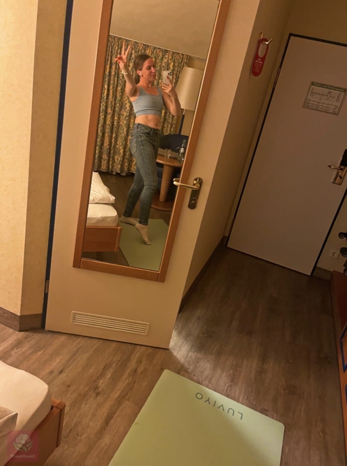 Yoga im Hotel Studio Yogamatte von Luviyo Test Yoga im Hotel Studio Yogamatte von Luviyo Test