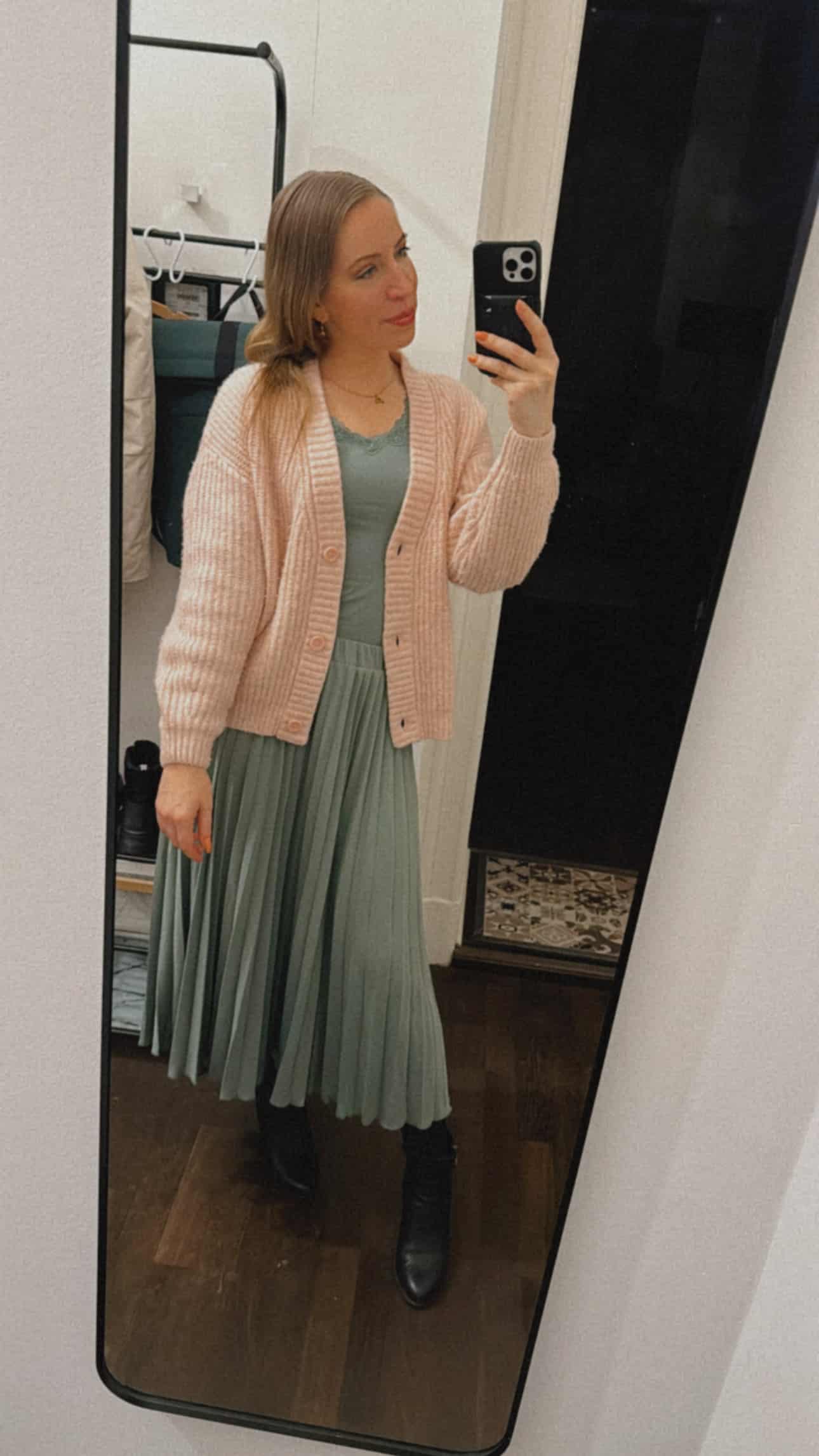 THE BECCI SKIRT The Margoot Cardigan Les Lunes Erfahrungen THE BECCI SKIRT The Margoot Cardigan Les Lunes Erfahrungen