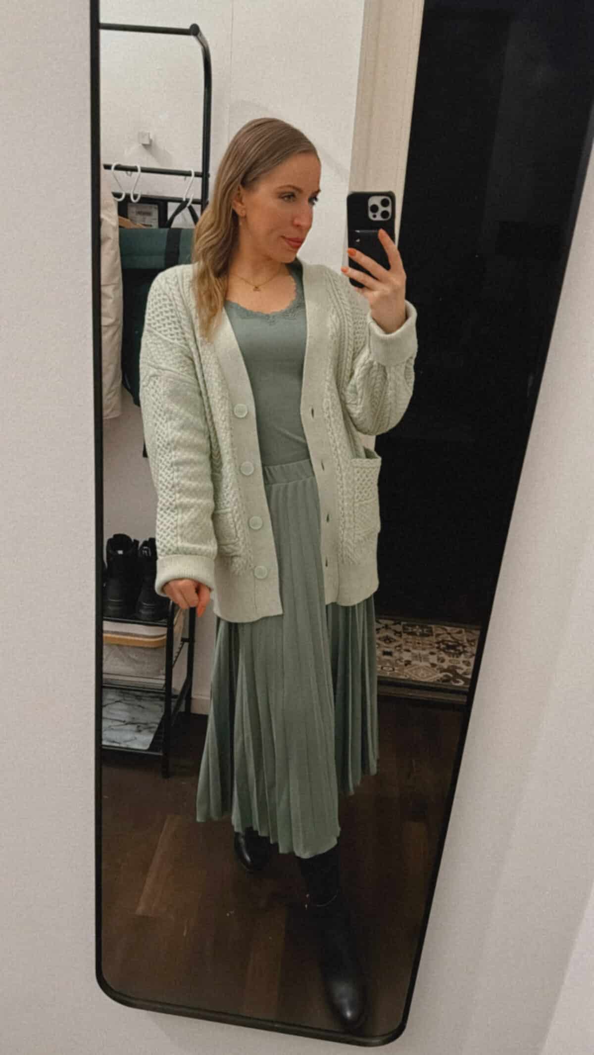 The ALEXIS Cardigan Les Lunes Erfahrungen Outfit Strickjacke The Beccii Skirt