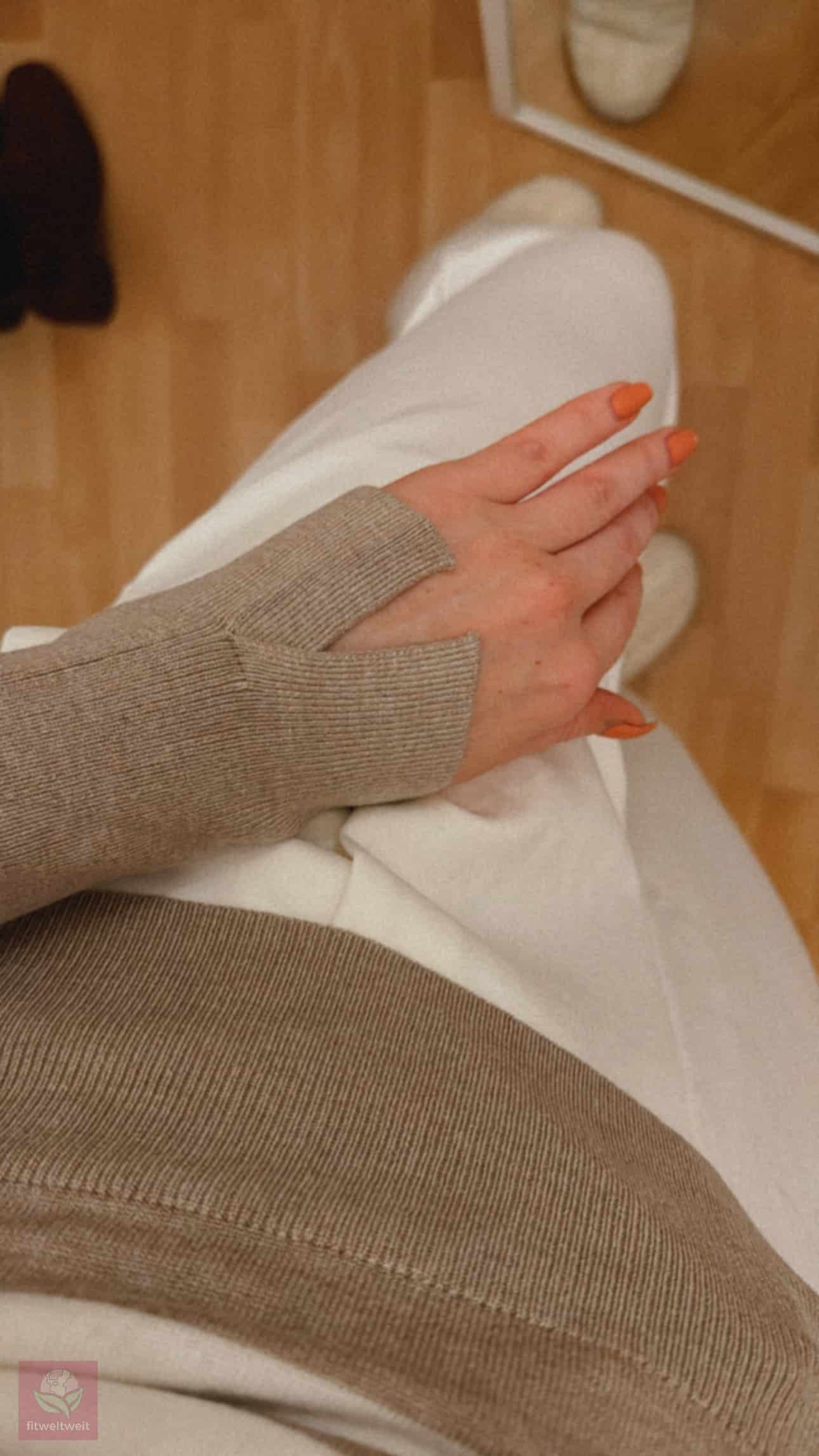 Les Lunes The Liia Sweater Erfahrungen Feinripp Stoff im test Details a hand with orange nails