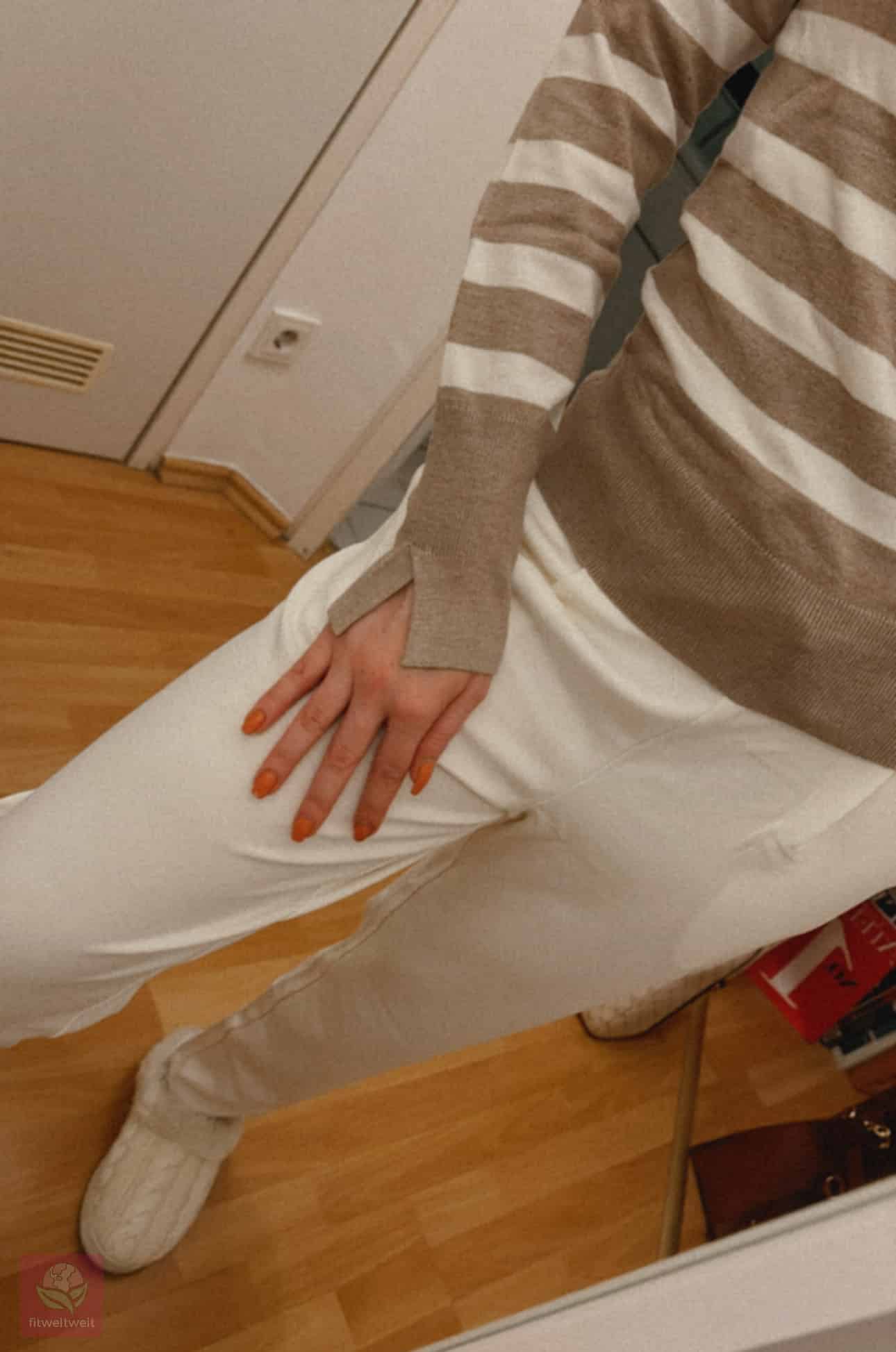 The Amy Pants und The Liia Sweater (Pullover) Les Lunes Erfahrungen a person wearing white pants and a striped sweater