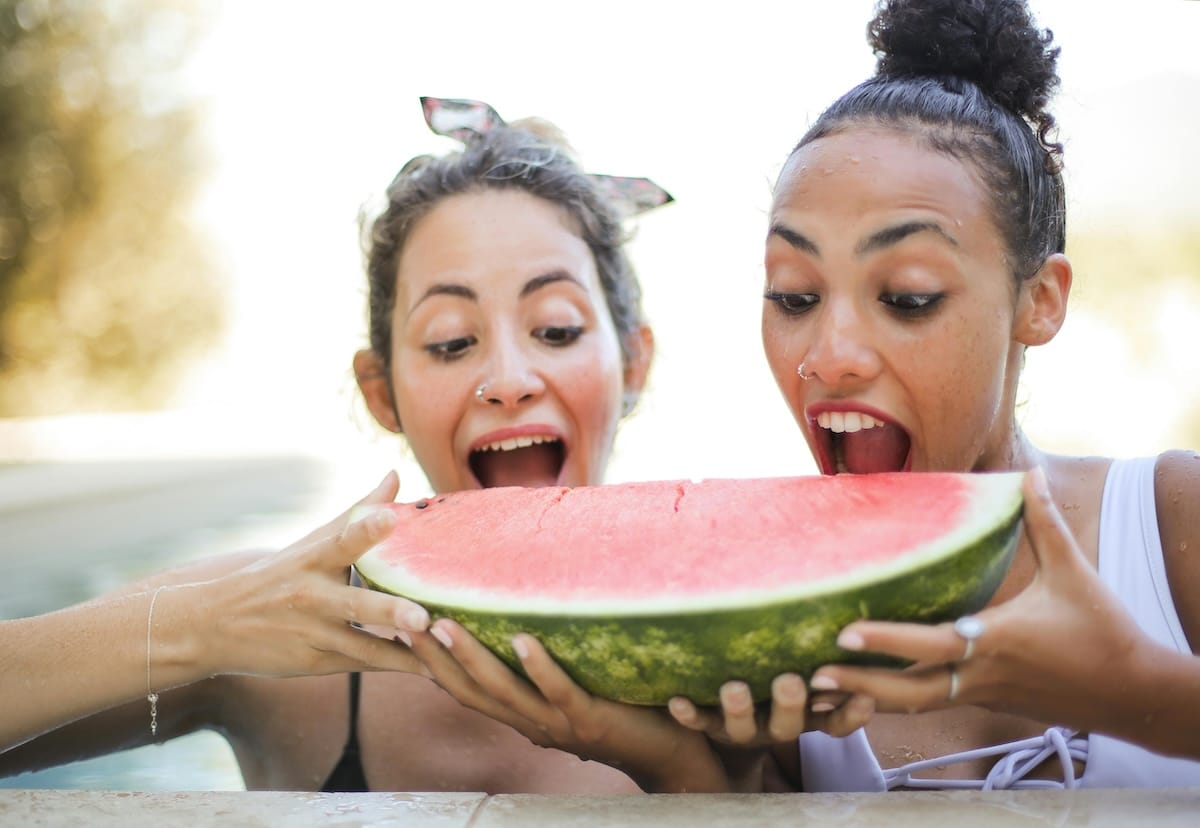 Eine leckere saftige Wassermelone essen und richtig reinbeißen Eine leckere saftige Wassermelone essen und richtig reinbeißen