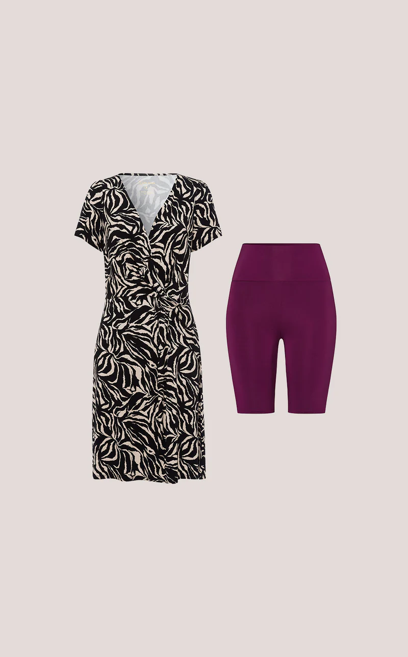 Perfekte Kombi, perfekter Style! Set bestehend aus The Piaa Short Dress und The Luna Shorts The Piaa Short Dress Set mit der The Luna Shorts -Perfekt, wenn du lieber etwas mehr drunter tragen möchtest