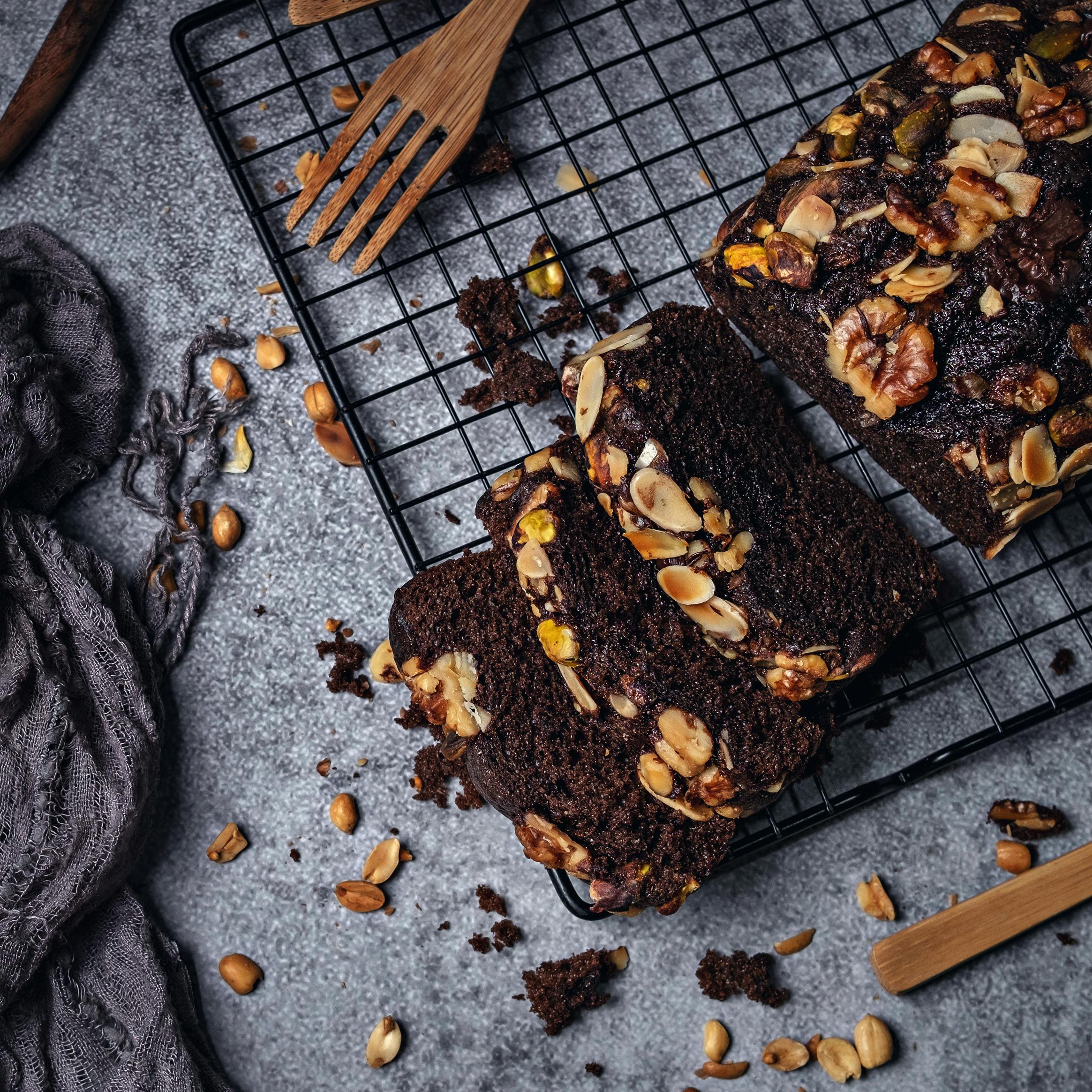 Saftiger Schokoladenkuchen mit Honig Walnüssen und Karamell Saftiger Schokoladenkuchen mit Honig Walnüssen und Karamell