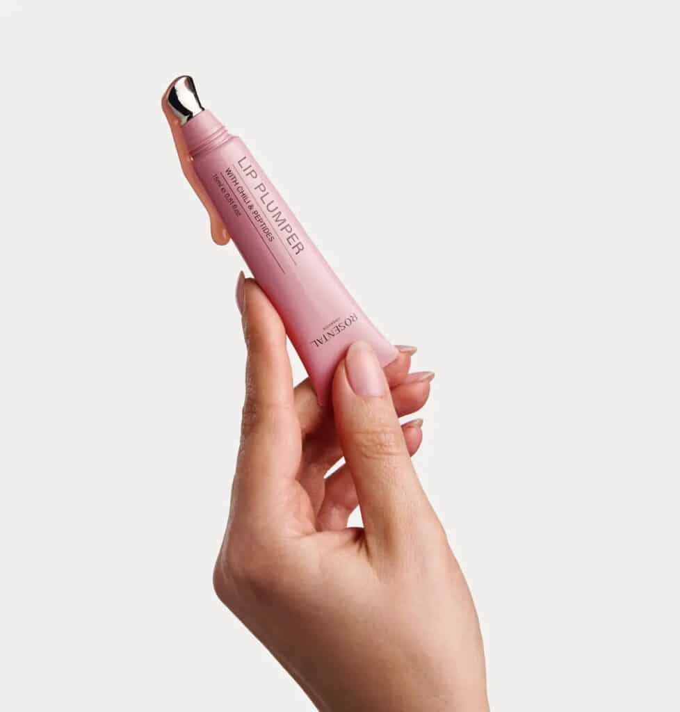 Hand hält den Rosental Lip Plumper mit dem silbernen Applikator bereit zur Anwendung.