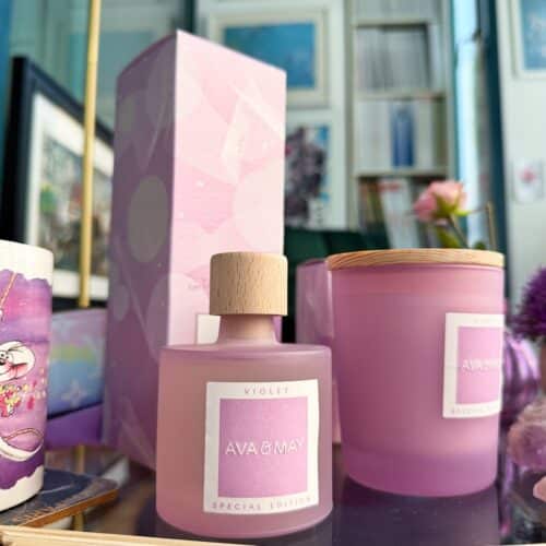Die AVA & MAY XOXO Violet Duftstäbchen im Produkttest 2026 mit Special Edition Flakon aus mattiertem Glas und Echtholzdeckel. Der Duft kombiniert warme Amber-Noten, blumigen Jasmin und frische Mandarine für eine feminine, entspannende Raumwirkung. Die hochwertigen Rattan-Stäbchen sorgen für eine gleichmäßige Duftverteilung über mehrere Wochen. In meinem Erfahrungsbericht teile ich meine persönliche Erfahrung, Wirkung und Haltbarkeit sowie meinen AVA & MAY Rabattcode und Gutscheincode für bis zu 30% Rabatt. Ideal für Schlafzimmer, Wohnzimmer oder als Geschenkidee.